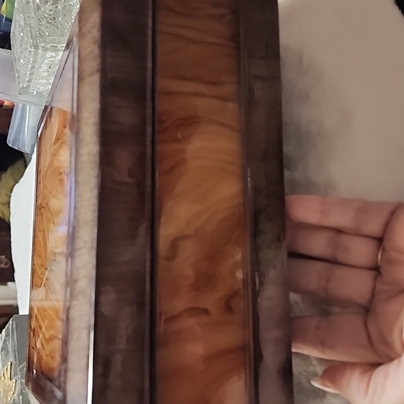 VINTAGE SQUARE WOODEN JEWELRY BOX. - Picture 5 of 8